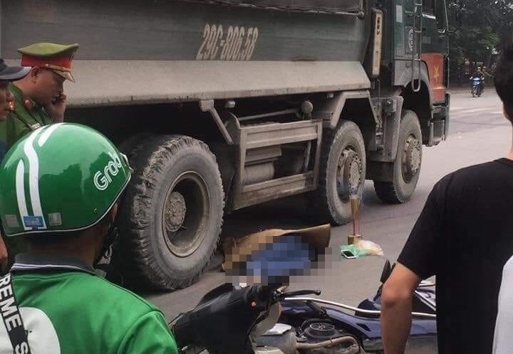 Ha Noi: Co gai 28 tuoi chet tham duoi banh xe tai sau va cham