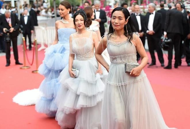 My nhan Trung Quoc bo hang nghin USD mua ve du tham do Cannes