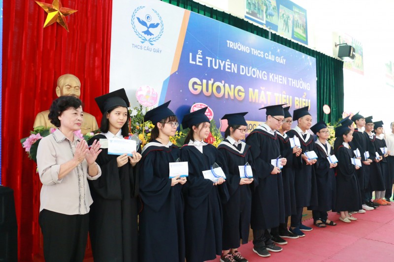 “Choang vang” voi ngoi truong co bo suu tap huy chuong khung o Ha Noi