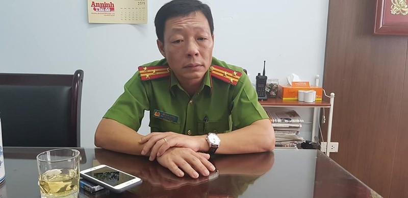 Ha Noi: Cong an giai cuu nguoi phu nu tuoi xang doa thieu-Hinh-2