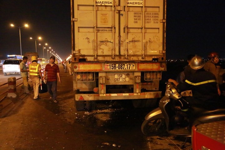 Am anh hien truong container huc bay nguoi di xe may xuong cau Thanh Tri-Hinh-7