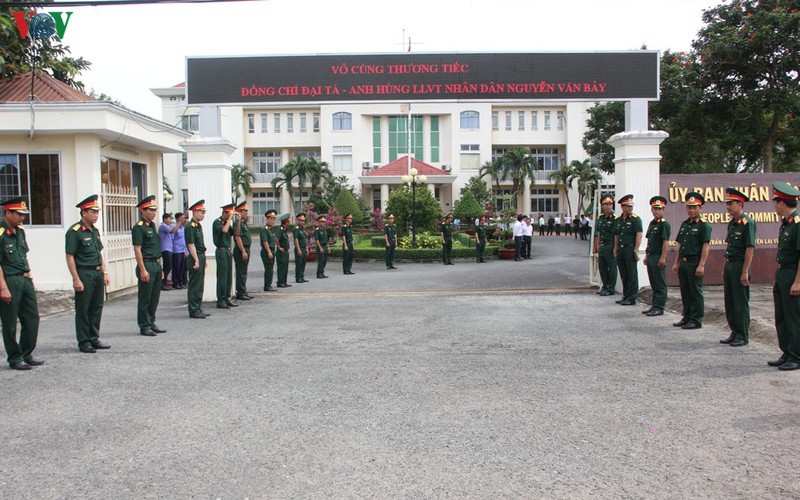 Anh nguoi Dong Thap xuc dong don linh cuu anh hung Nguyen Van Bay