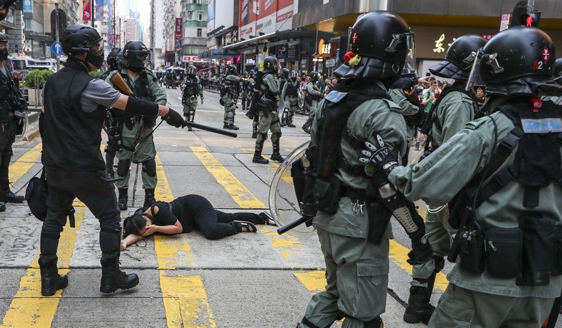 Lan dau nguoi bieu tinh Hong Kong dung bom tu che-Hinh-2