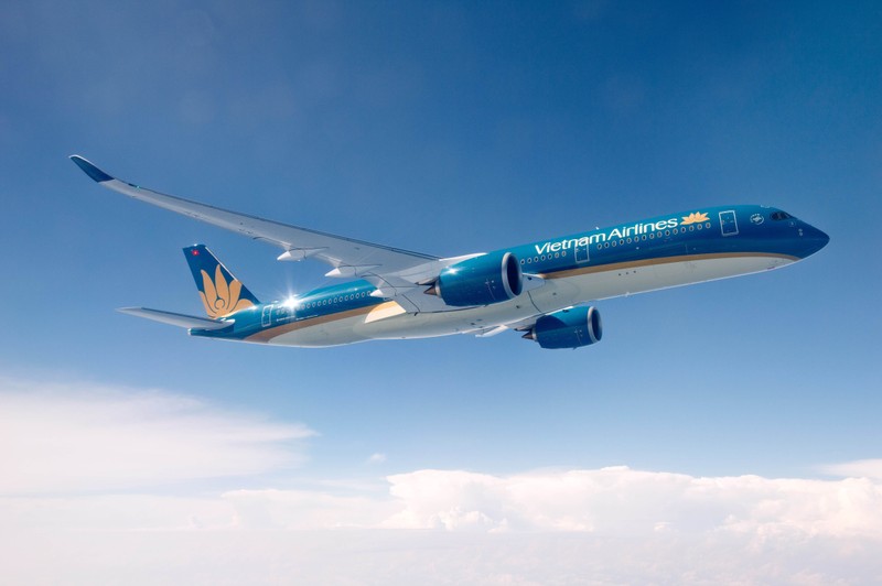 May bay Vietnam Airlines thung vo dong co do va cham long, khach mac ket tai Nga