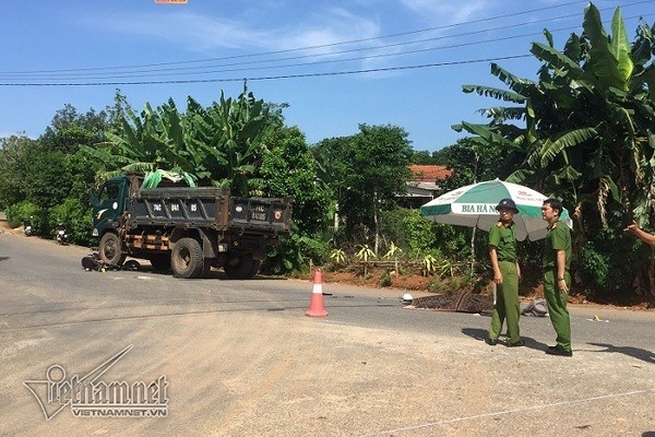 Nu sinh Quang Tri bi xe tai can tu vong, cha me biet tin nga quy