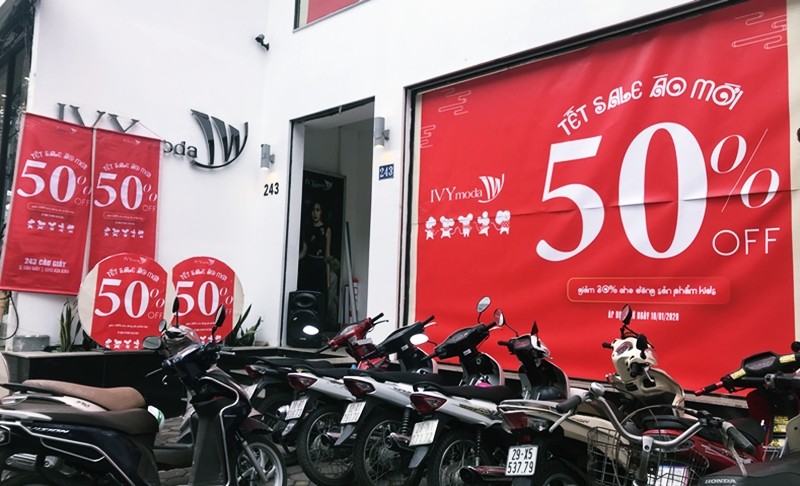 Thoi trang sale off 80% “ve que an Tet”, hang hieu e am, binh dan hut khach-Hinh-2