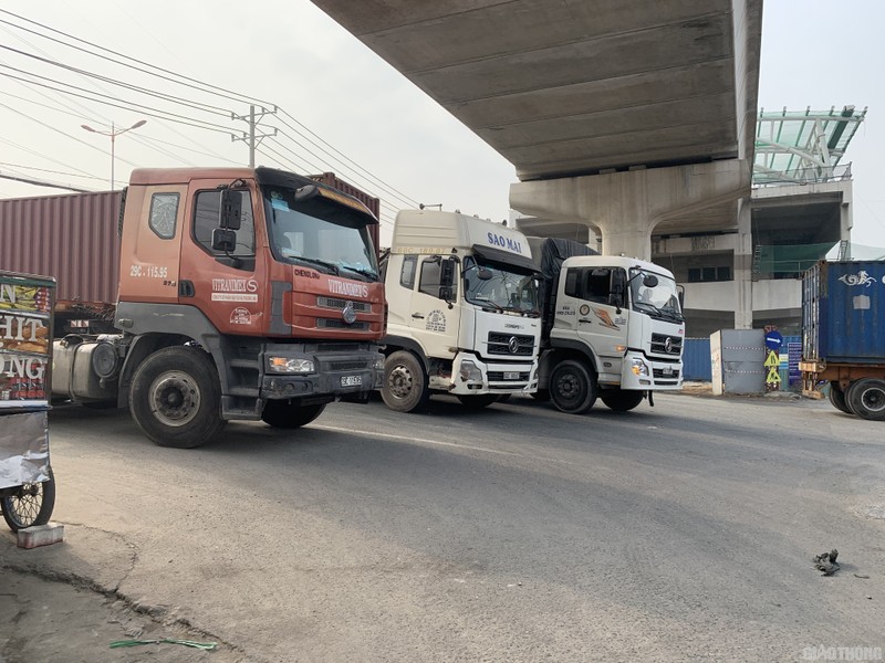 Hang nghin xe container ken chat xe may, cung “chon chan” tren Xa lo Ha Noi-Hinh-10