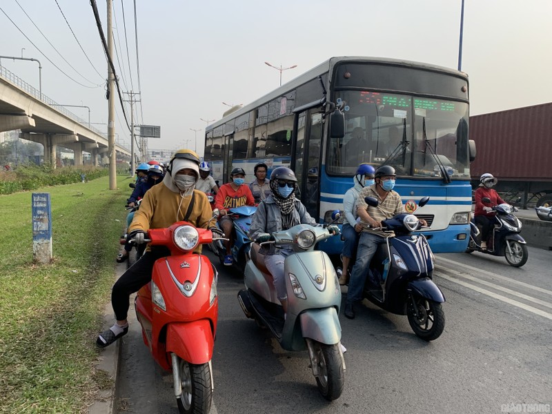 Hang nghin xe container ken chat xe may, cung “chon chan” tren Xa lo Ha Noi-Hinh-2