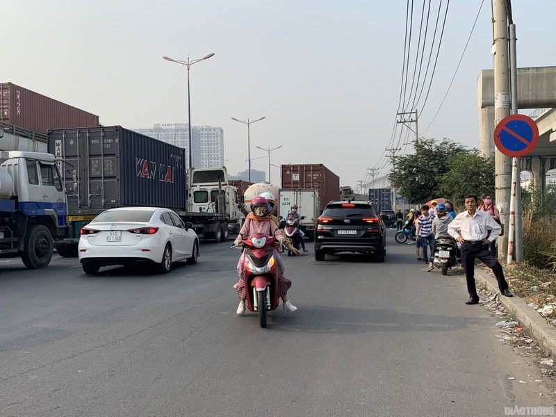 Hang nghin xe container ken chat xe may, cung “chon chan” tren Xa lo Ha Noi-Hinh-5