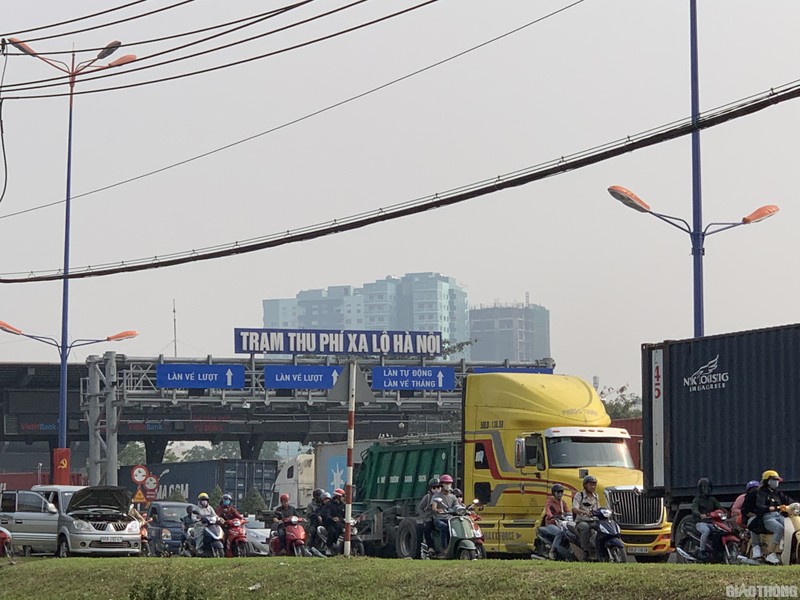 Hang nghin xe container ken chat xe may, cung “chon chan” tren Xa lo Ha Noi-Hinh-6