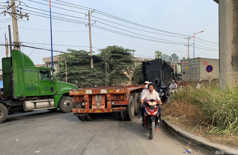 Hang nghin xe container ken chat xe may, cung “chon chan” tren Xa lo Ha Noi-Hinh-8