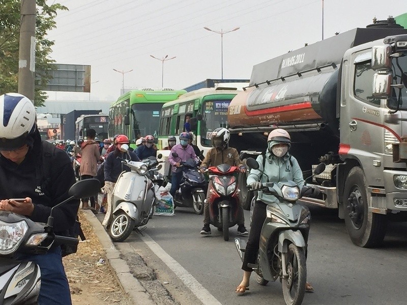 Nguoi dan un un roi thanh pho ve que don Tet, cua ngo HN, SG te liet-Hinh-6