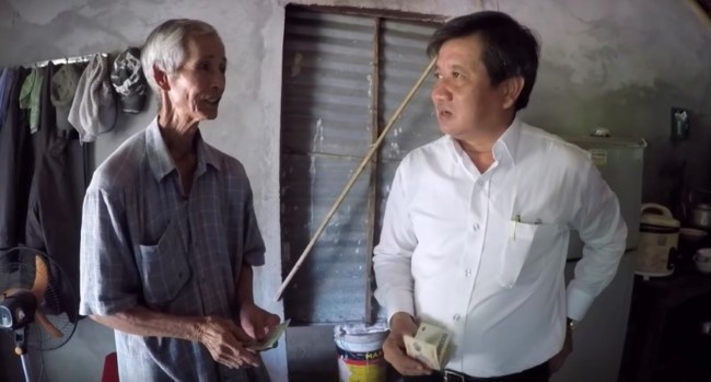 Ong Doan Ngoc Hai “coi ao quan” di lam viec thien