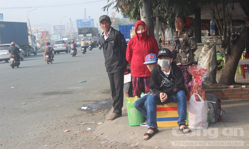 Nguoi dan un un roi thanh pho ve que don Tet, cua ngo HN, SG te liet-Hinh-7