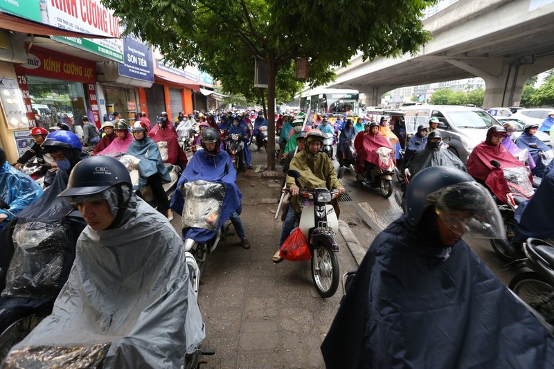 Nguoi dan un un roi thanh pho ve que don Tet, cua ngo HN, SG te liet-Hinh-9