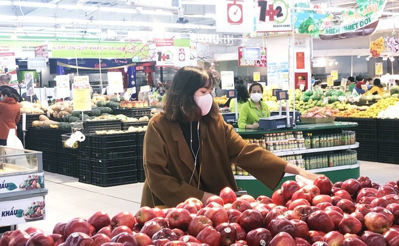 Phong virus corona, nguoi lon tre nho deo kin khau trang di sieu thi o Ha Noi-Hinh-8