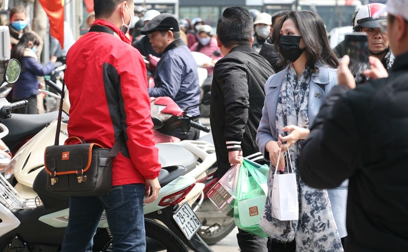 Khau trang doi gia gap doi, gap ba, dan van chen nhau gianh giat tung hop-Hinh-15