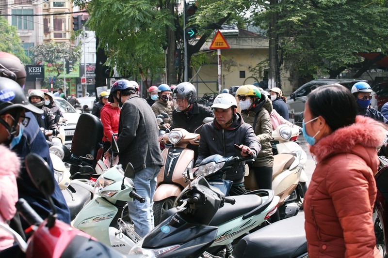 Khau trang doi gia gap doi, gap ba, dan van chen nhau gianh giat tung hop