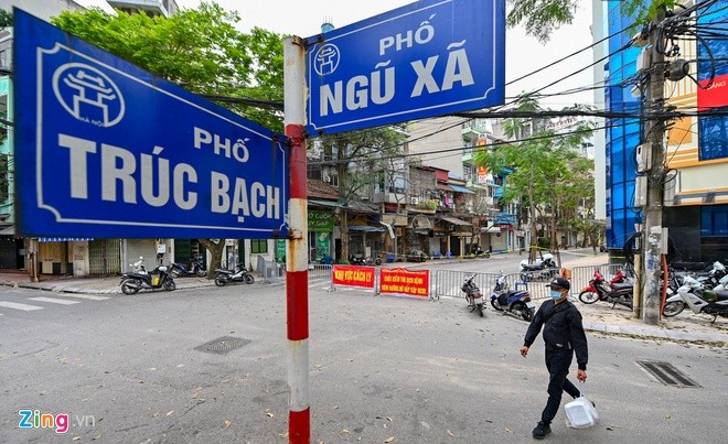 Mot nguoi Anh tai Ha Noi tu giac den benh vien cach ly y te