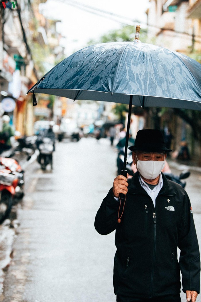 Pho phuong Ha Noi vang ve sau khuyen cao “han che ra duong“-Hinh-7