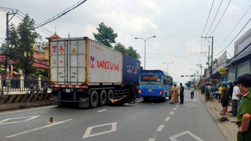 Va cham voi o to khach, nguoi dan ong chet tham duoi banh xe container