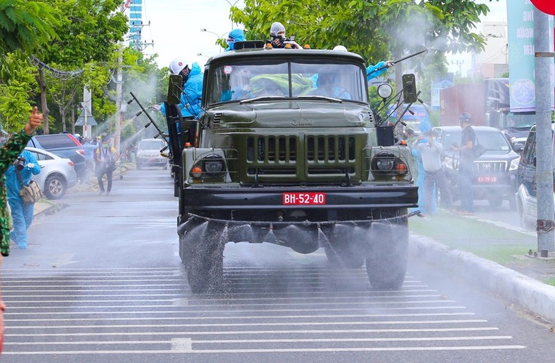 Tranh cai hashtag bat buoc phat dong quy 