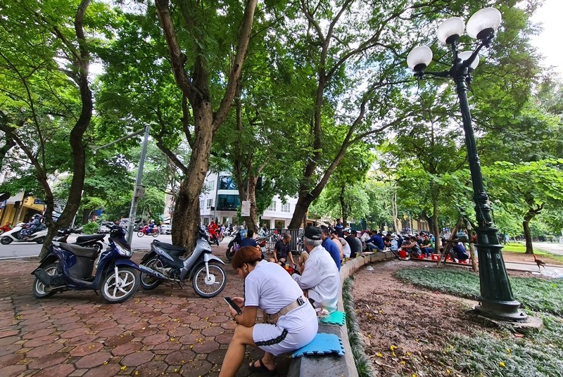 Nhieu nguoi phot lo viec deo khau trang, tu tap ban tra da rom ra o Ha Noi-Hinh-3