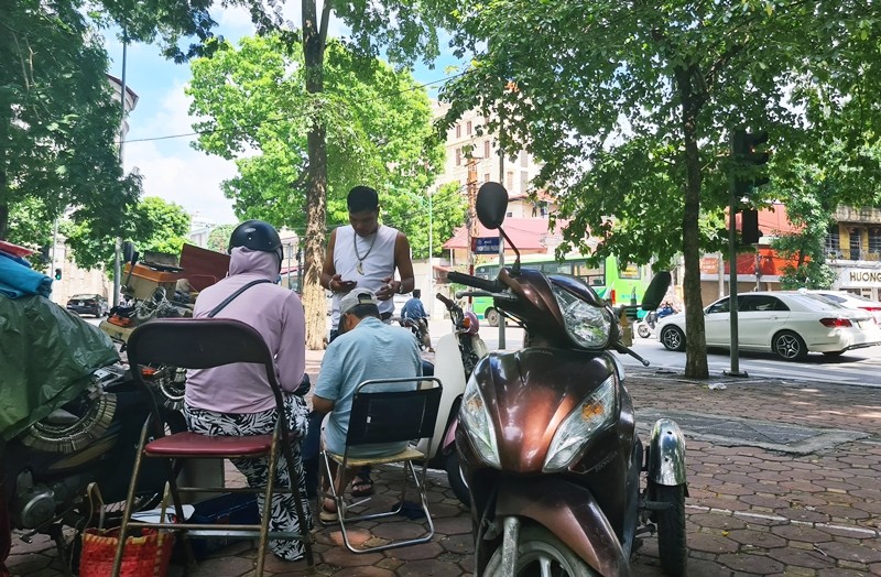 Nhieu nguoi phot lo viec deo khau trang, tu tap ban tra da rom ra o Ha Noi-Hinh-7