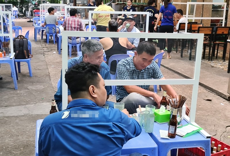 Bia hoi, quan pho... dung vach ngan phong COVID-19 o Ha Noi-Hinh-2