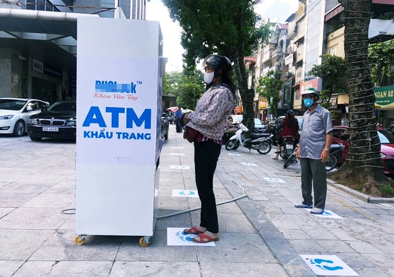 Muc so thi “ATM khau trang” mien phi dau tien cho nguoi dan Ha Noi