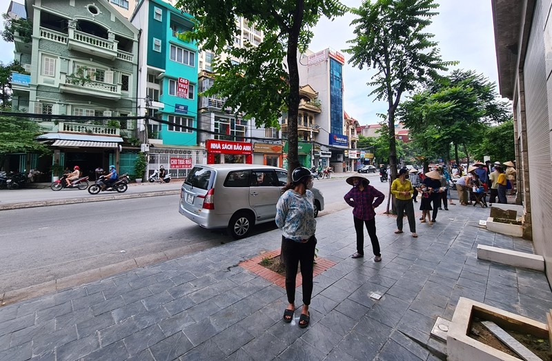 Nguoi ngheo xep hang tu sang nhan gao mien phi o “cay ATM“-Hinh-7