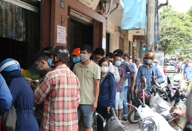 Banh Trung thu Ha Noi: Cho e am, noi 