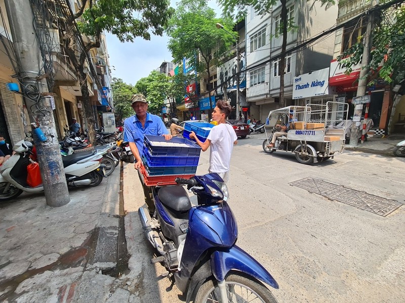 Banh Trung thu Ha Noi: Cho e am, noi 