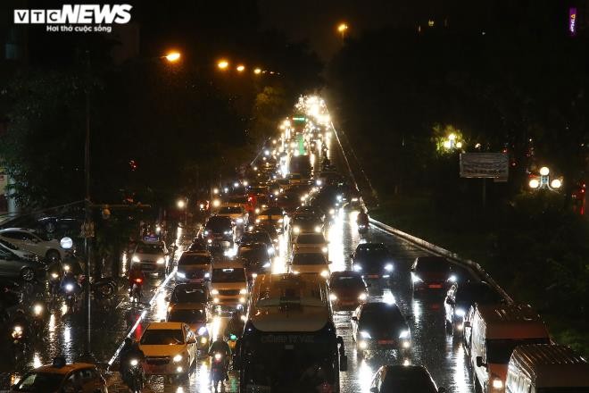 Ha Noi mua tam ta, duong pho un u, tac nghen gio tan tam