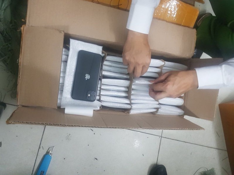 Ha Noi: Bat giu lo dien thoai iPhone 8 ty chuyen qua duong hang khong-Hinh-2