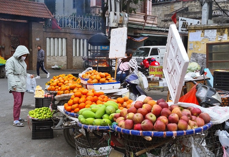 Ha Noi: Hoa qua khong ro nguon goc dua nhau xa hang can Tet-Hinh-5