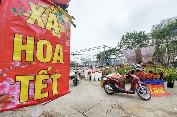 Ha Noi: Tieu thuong dua nhau ha gia, xa hoa Tet som