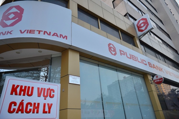 Phong toa, phun khu khuan Public Bank co nhan vien mac COVID-19