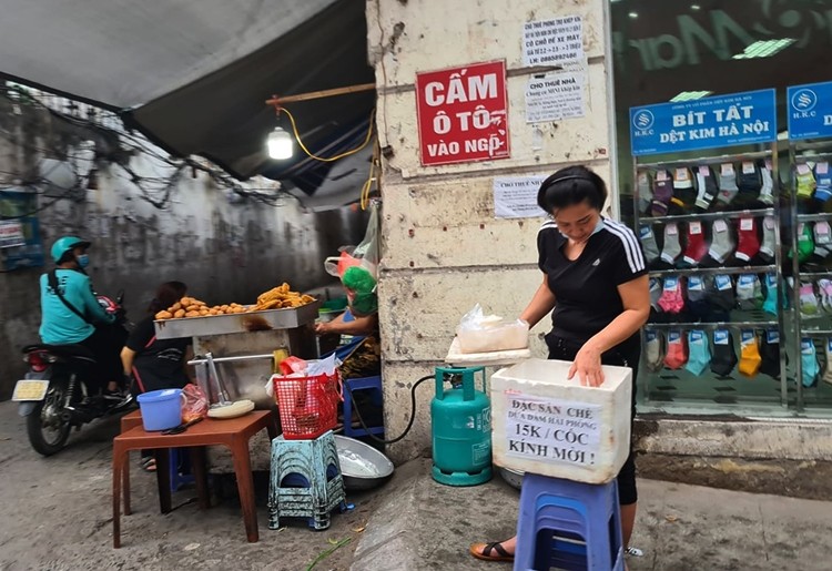 Sau lenh tam dung hoat dong, quan an uong via he Ha Noi ra sao?-Hinh-5