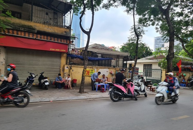 Sau lenh tam dung hoat dong, quan an uong via he Ha Noi ra sao?