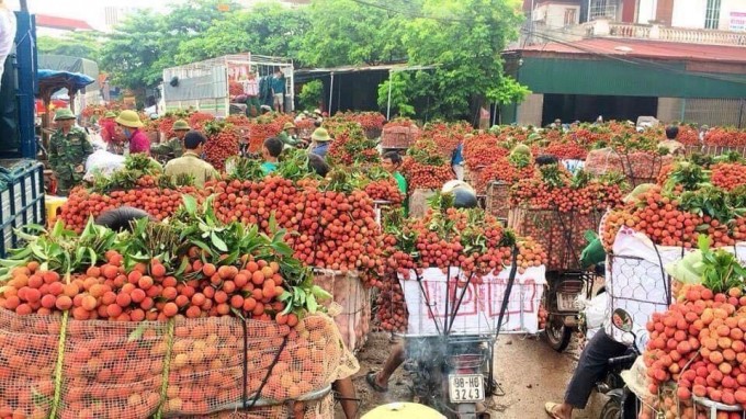 Vai thieu Bac Giang len ke sieu thi, san TMDT tieu thu nhanh... thu loi?