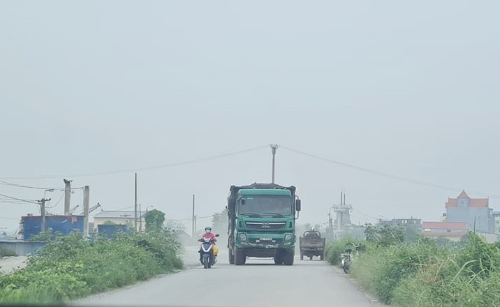 Nam Dinh: Hanh lang de Huu Hong bi “xe thit” nghiem trong-Hinh-4