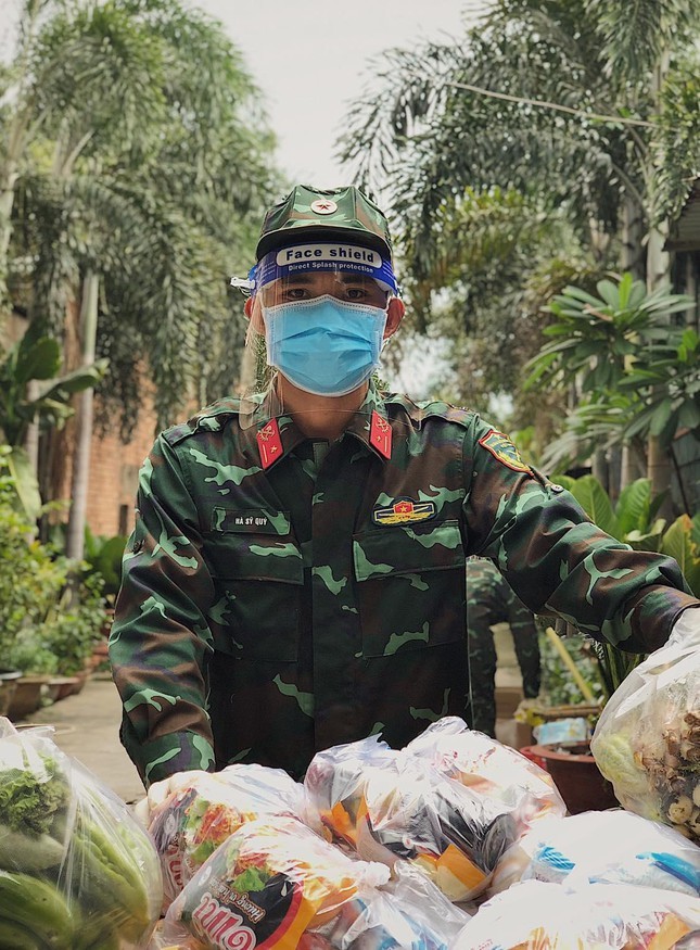 Hinh anh binh di nguoi linh trong tam dich khien trai tim tan chay