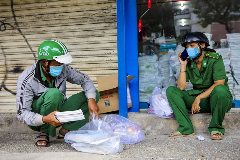 TP.HCM: Phu huynh chay khap noi tim mua sach giao khoa cho con-Hinh-11