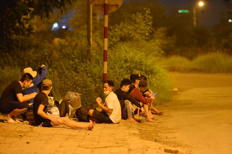 Ha Noi gian cach 4, nhom nguoi lao dong ngheo di bo tu Ha Noi ve Son La-Hinh-3