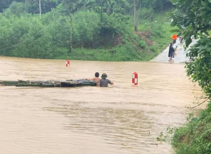 Mua lu Nghe An: 700 ngoi nha bi ngap, sat, 1 nguoi bi nuoc cuon mat tich-Hinh-4