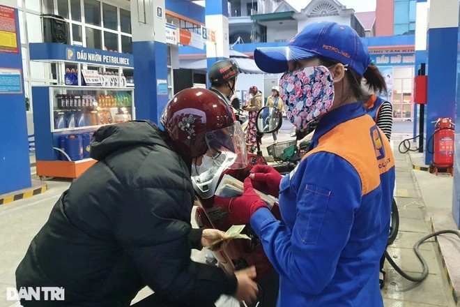 Lo gia tang cao, nhieu cua hang xang dau ket cung nguoi mua-Hinh-3