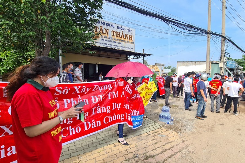 Binh Duong: Vi sao hang tram nguoi dan treo bang ron doi Cty A Chau giao dat?