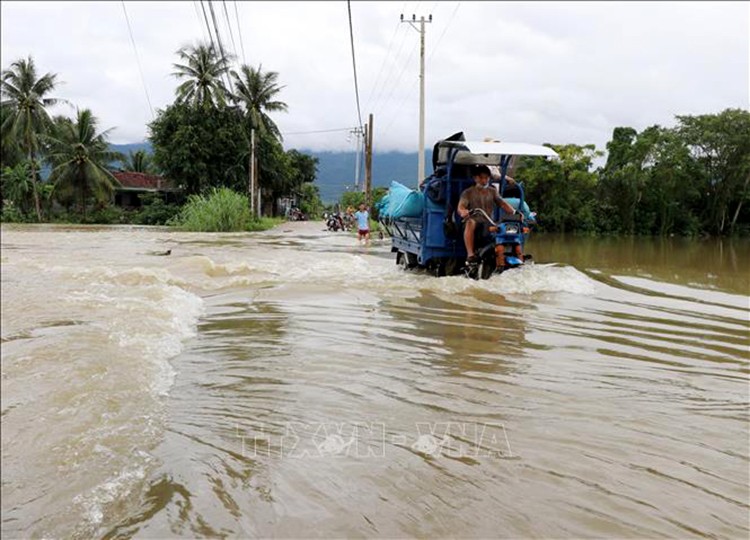 Thoi tiet ngay 17/11: Trung Bo mua to dien rong, nguy co sat lo dat