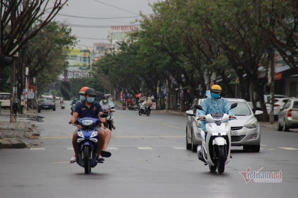 Covid-19 tang cao trong cong dong, nhieu tinh dung cac dich vu giai tri